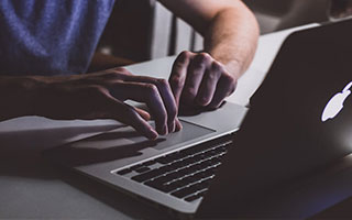 别只盯比分：德甲拜仁补时连给两次任意球，直接炸锅，有人当场改口